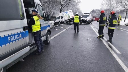 Śmiertelny wypadek w Dobrej koło Strykowa. 2 osoby nie żyją, 5 rannych 51216262 2350811134937257 7397694104907284480 o
