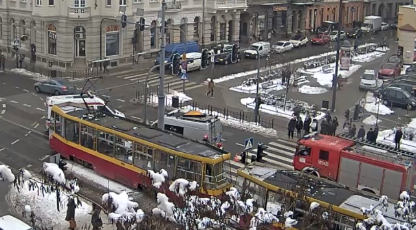 Wypadek na Kościuszki w Łodzi. Starsza kobieta wpadła pod tramwaj