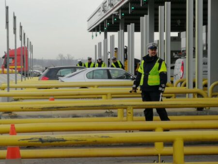 Policjanci na autostradzie sprawdzają trzeźwość kierowców