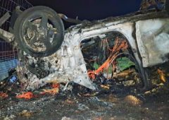 Rozbity i spalony mercedes w wypadku na S8