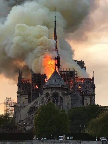 Pozżar katedry notre dame