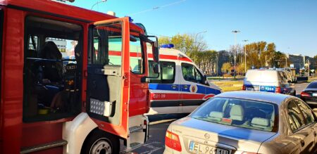 Śmiertelny pożar na Zielonej w Łodzi. Nie żyje 51-latek Wóz straży i karetka