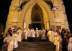 Biskup i kapłani przed katedrą - błogosławieństwo ognia