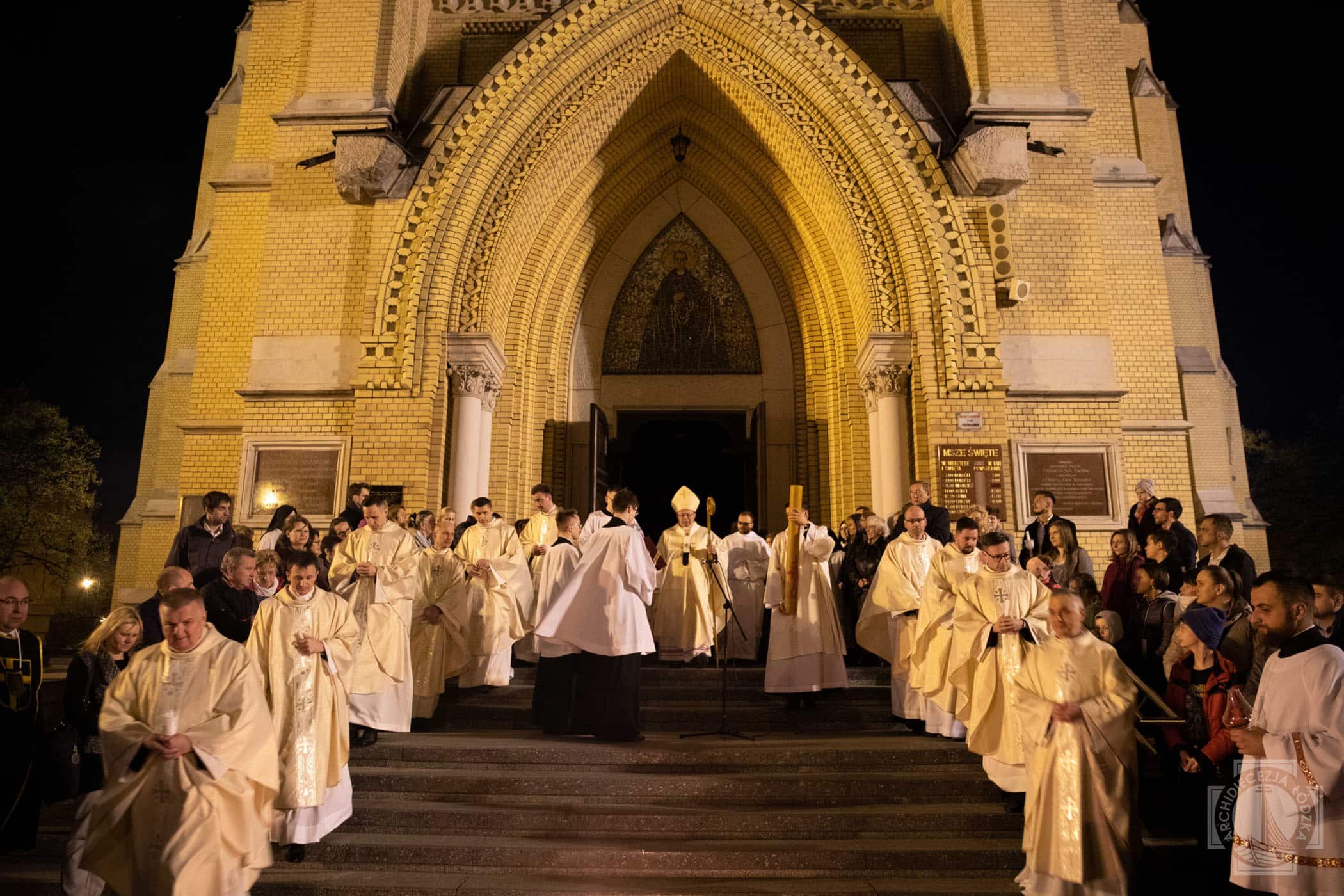 Biskup i kapłani przed katedrą - błogosławieństwo ognia