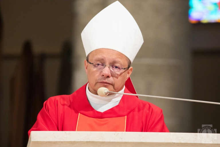 Wielki piątek 2019  arcybiskup grzegorz ryś  czerwony ornat