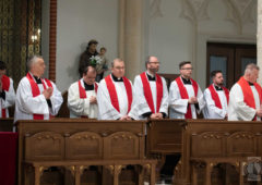 Wielki Piątek 2019 - Księża w trakcie liturgii