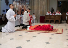 Wielki Piątek 2019 - Biskup Grzegorz Ryś leży przed ołtarzem