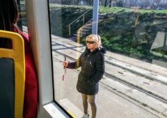 Kobieta najlepszym motorniczym MPK Łódź 4 Konkurs najlepszy motorniczy 2019 - osoba niewidoma chce wsiąść do tramwaju