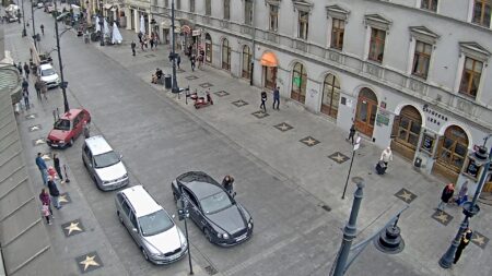 Menel kradnie bentleya z Piotrkowskiej. Nagrał to miejski monitoring Rafał pacześ udając menela odjeżdża bentleyem