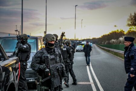 Policjanci z at na drodze