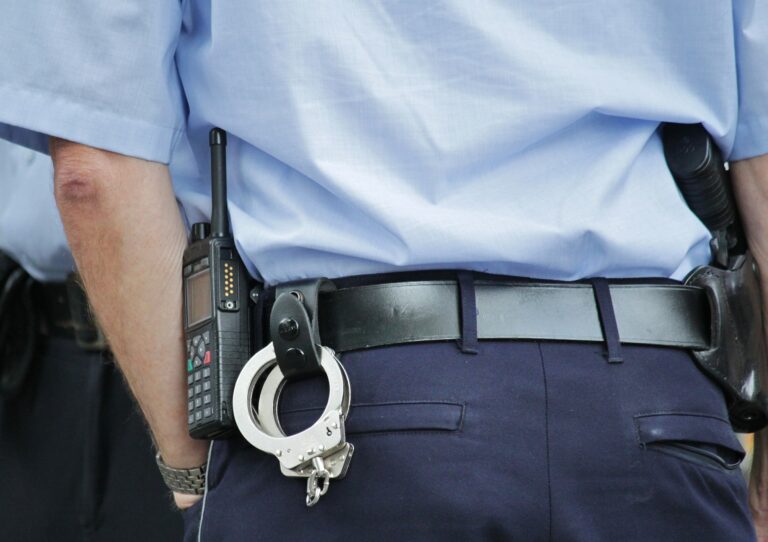 Policjant z kajdankami i bronią