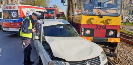 Wypadek na Kilińskiego. Samochód wjechał pod tramwaj. Kierowca w szpitalu Wypadek kilinskieg tramwaj 2