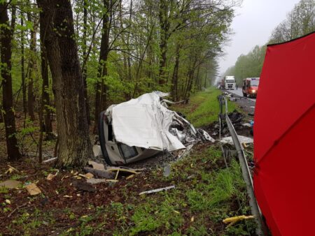 Śmiertelny wypadek pod Bełchatowem. Bus zderzył się z samochodem ciężarowym Wypadek kluki kpp 1