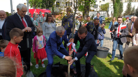 Krzysztof kwiatkowski sadzi dąb wolności przed łódzką delegaturą nik