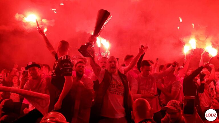 Kibice łks, race na placu wolności w łodzi