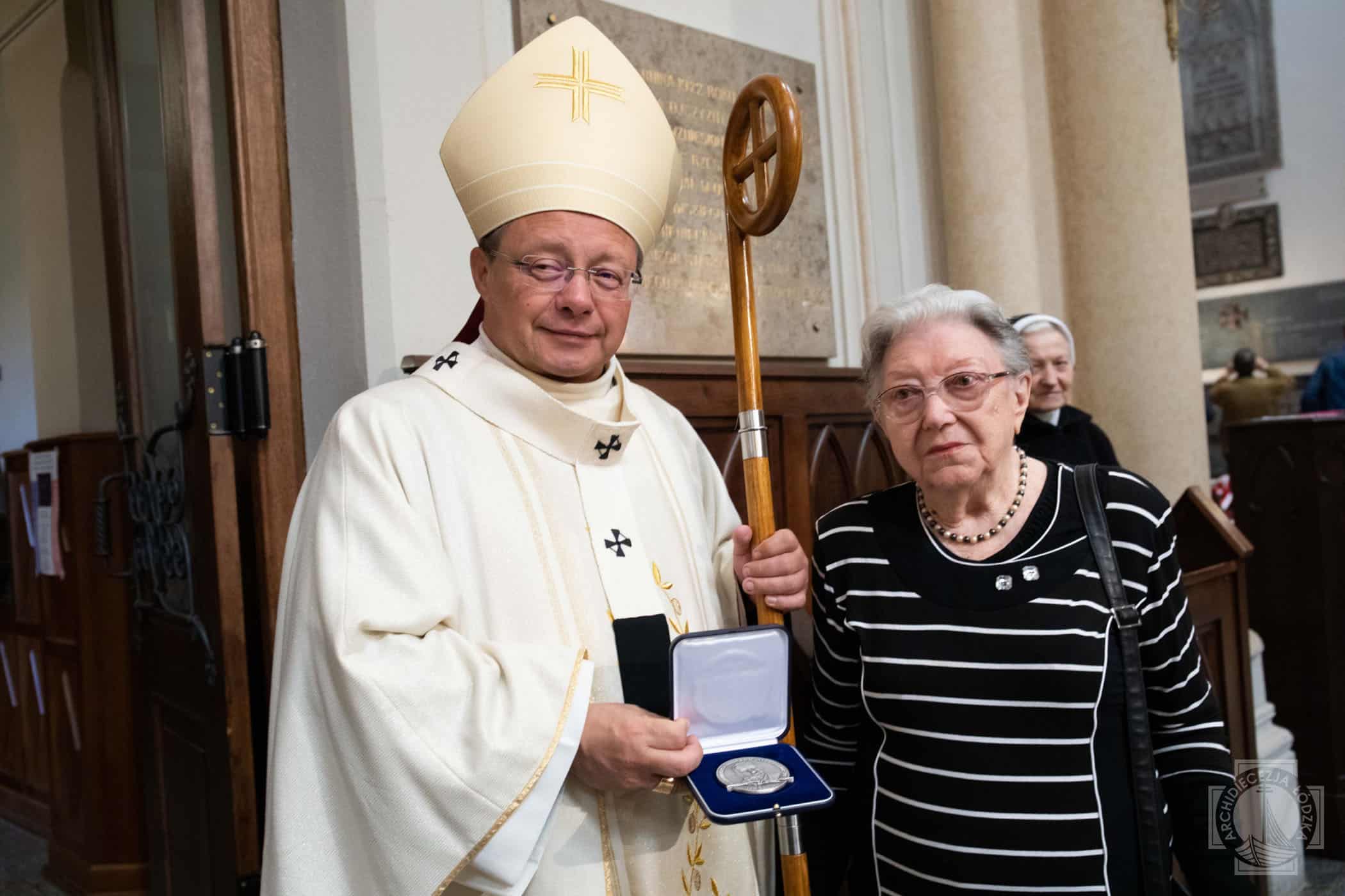 Arcybiskup Grzegorz Ryś z medalem Jana Karskiego