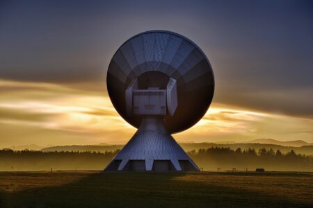 Antena satelitarna na polu - sieć 5g