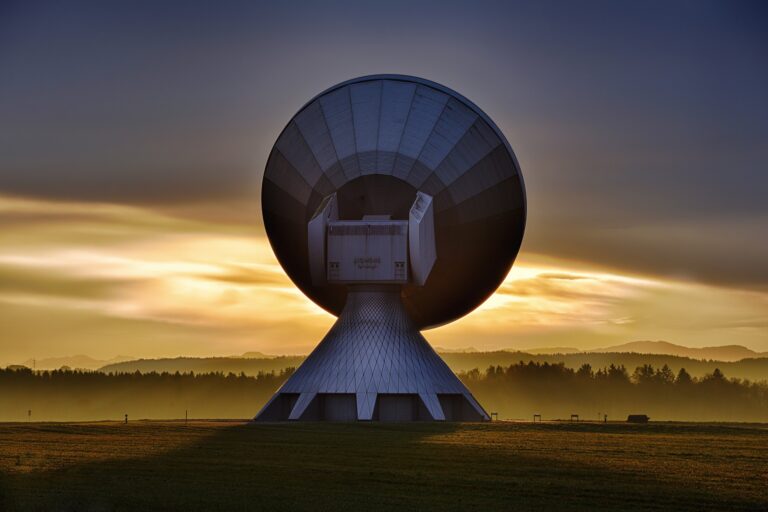 Antena satelitarna na polu - sieć 5g