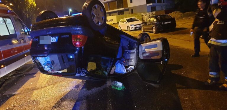Wypadek na Armii Krajowej w Łodzi. Pijany kierowca dachował… na parkingu Wypadek armii krajowej lodz 1