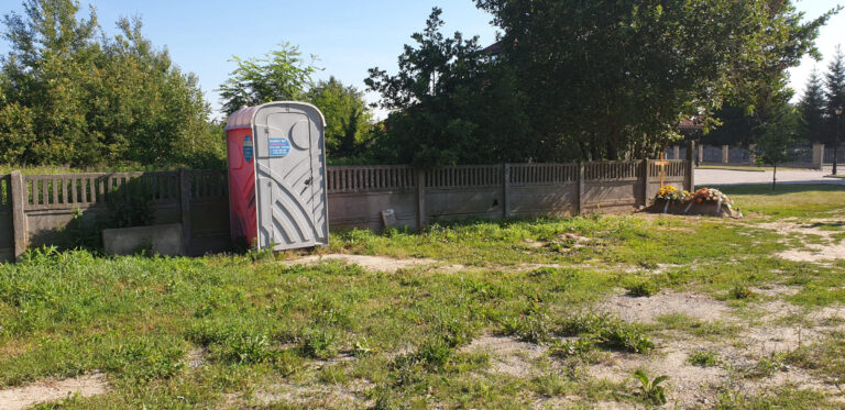 Brzeziny cmentarz toaleta 01 1