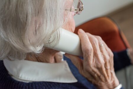 Telefon rozmowa senior