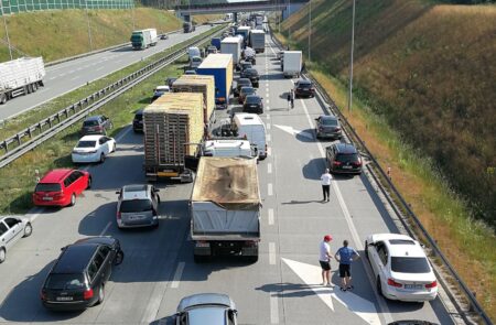 Zjechał z drogi, uderzył w bariery i stanął w płomieniach. Cała rodzina w szpitalu Wypadek a13 1