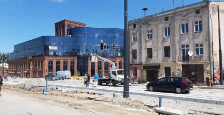 Wypadek na Rzgowskiej w Łodzi. Pracownicy wypadli z kosza podczas montażu „świateł” Wypadek rzgowska