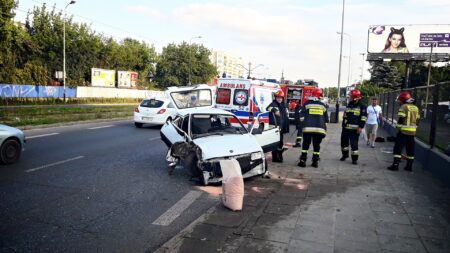 Wypadek na Rzgowskiej w Łodzi. Kierowca bez prawa jazdy Auto rozbite na latarni