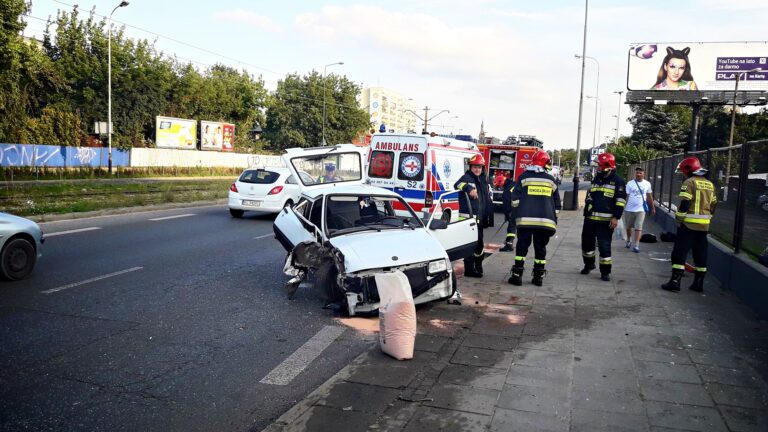 Auto rozbite na latarni