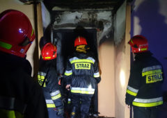 Strażacy w spalonym mieszkaniu