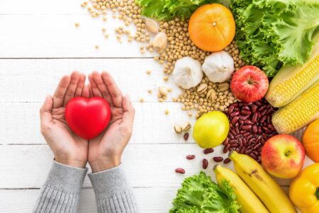 Dieta niskocholesterolowa: co jeść, by obniżyć cholesterol? Owoce - serce na dłoni