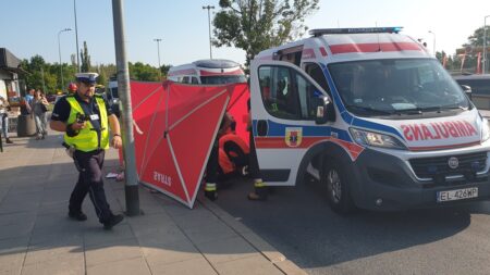 Śmiertelny wypadek na Gojawiczyńskiej. Kobieta wypadła z jadącego autobusu Wypadek gojawiczynska mpk 11 1