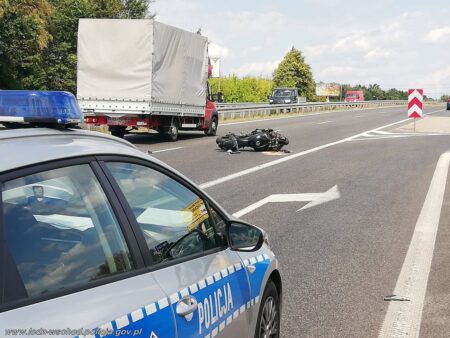 Kierowca motocykla wjechał w busa. Utrudnienia na DK 91 Wypadek rzgow