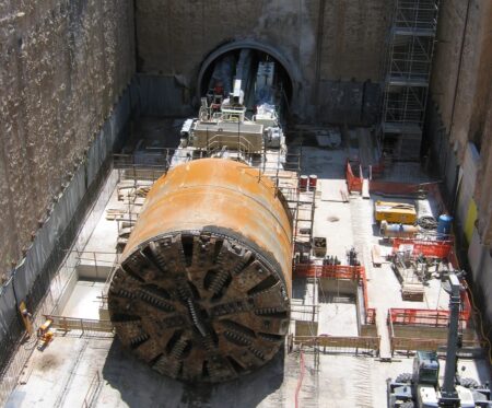 Drążenie tunelu kolejowego pod łodzią