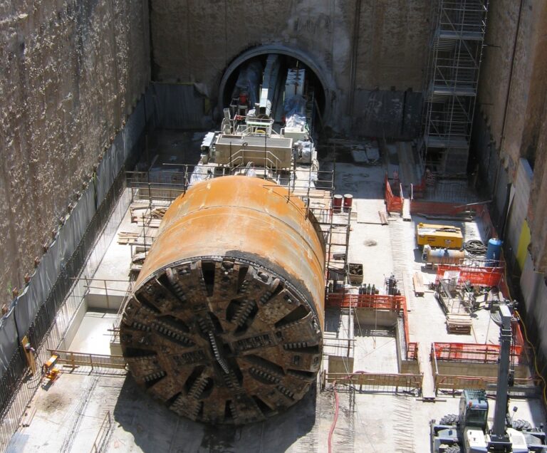 Drążenie tunelu kolejowego pod łodzią