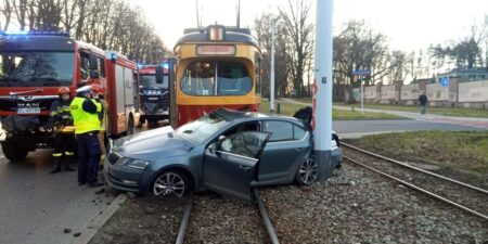 Samochód pod tramwajem