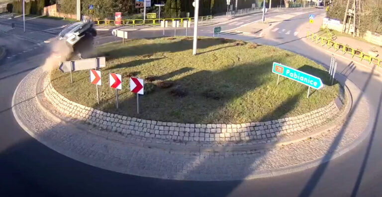 Przeleciał nad rondem. Wypadek w rąbieniu