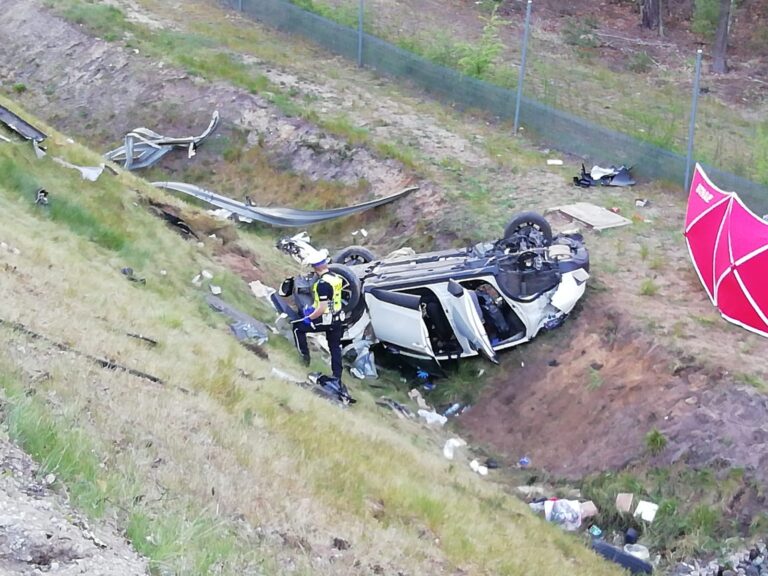 Wypadek na s8. Toyota dachowała po zderzeniu z audi