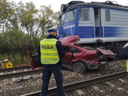 Pociąg uderzył w samochód osobowy. 2 osoby nie żyją. Pociągi nie jeżdżą Pociąg uderzył w samochód