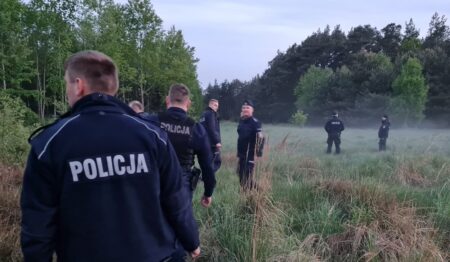 Zaginiona kobieta odnaleziona przez policyjny śmigłowiec. Policjanci w powietrzu z kamerą termowizyjną Zaginiona kobieta