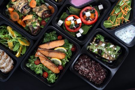 Catering dietetyczny w Łodzi. Czym się kierować podczas wyboru? Adobestock 229557547