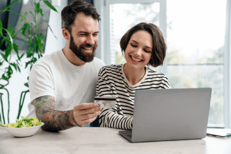 Lubisz zakupy? Kupuj bezpiecznie i tanio przez Internet Portrait of a cheerful couple shopping online with 2021 12 15 13 51 22 utc