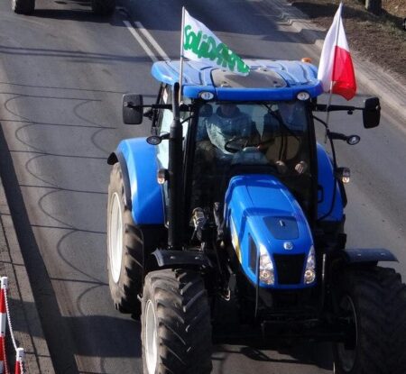 Protest rolników na a2. W łódzkiem blokady dróg w kilkunastu miejscach.