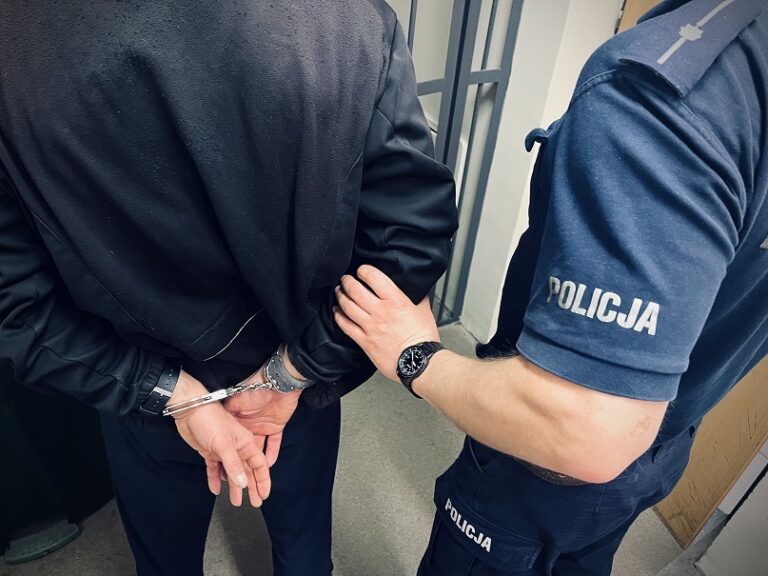 Ekshibicjonista w parku w łodzi