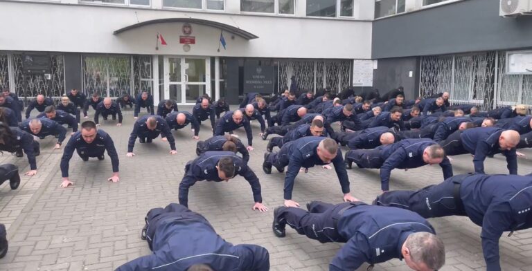 Łódzka policja z komendantem robią pompki na ulicy. Wszystko dla kolegi