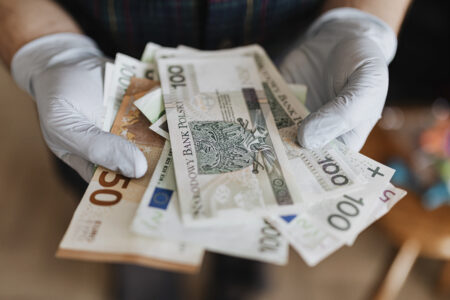 Obcokrajowy wyłudzali pieniądze metodą na policjanta