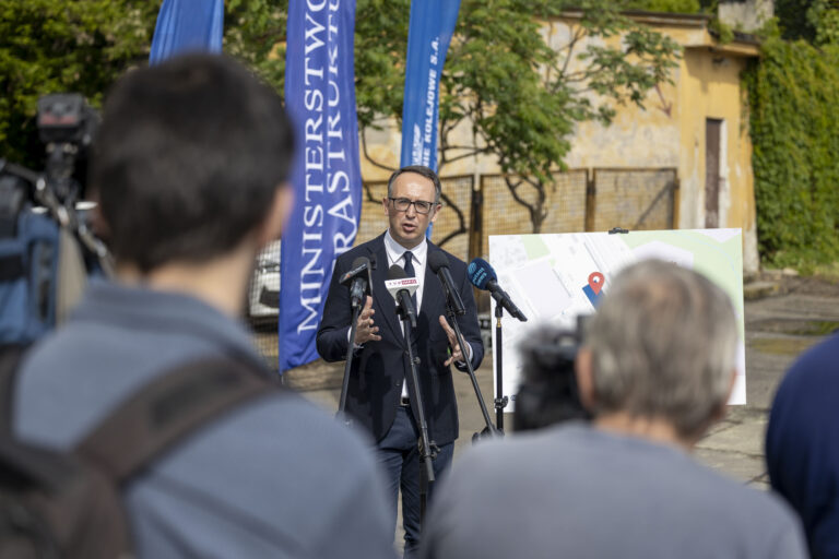 Parking w tomaszowie mazowieckim przy dworcu