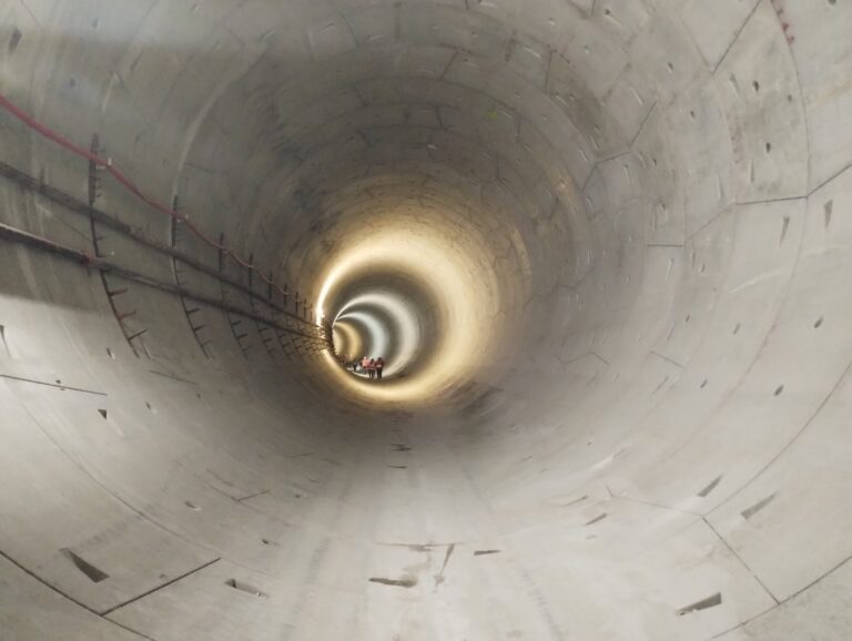Tunel pod łodzią