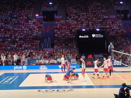 Przeciekający dach atlas areny w łodzi w czasie ćwierćfinałów ligi narodów
