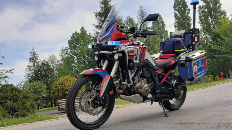 Ratownicy na motocyklach w łodzi bez jednej motokaretki